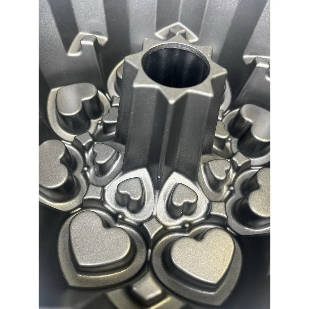 Wilton Sweet Love Heart Bundt Baking Pan 3D ‎ 9